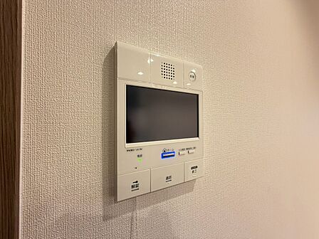 誰が来てもわかる様にモニター付きインターホンを設置。