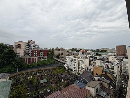 陽当たり・通風・開放感に恵まれた環境です。