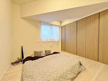 清かで艶やかな時間をもたらしてくれる室内です。