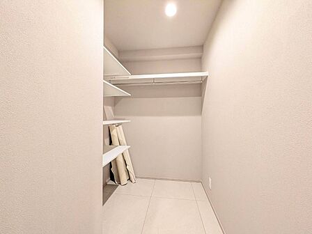 家電やスーツケース、ストック品など何でも片付く嬉しい空間です。