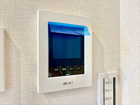 誰が来てもわかる様にモニター付きインターホンを設置。