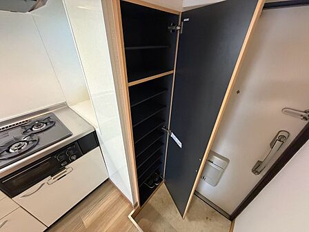 家電やスーツケース、ストック品など何でも片付く嬉しい空間です。