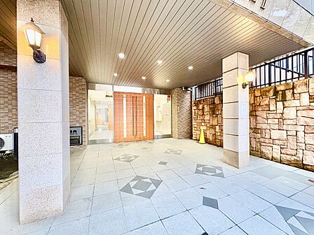 上質感漂う玄関アプローチです。