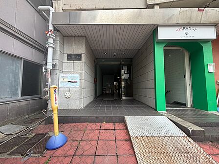 上質感漂う玄関アプローチです。