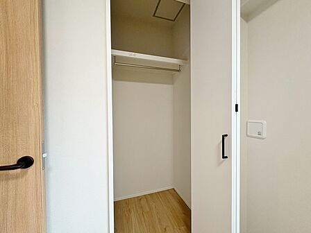 家電やスーツケース、ストック品など何でも片付く嬉しい空間です。