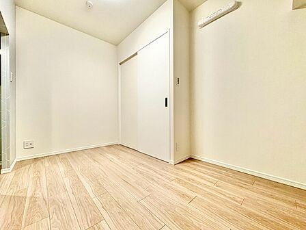 清かで艶やかな時間をもたらしてくれる室内です。