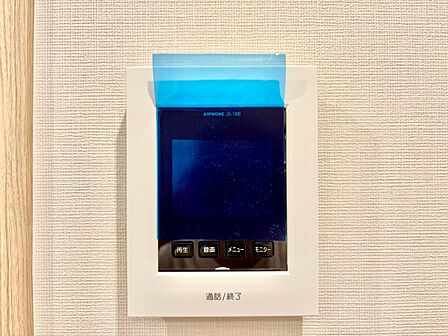 誰が来てもわかる様にモニター付きインターホンを設置。