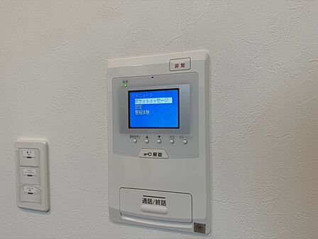 誰が来てもわかる様にモニター付きインターホンを設置。