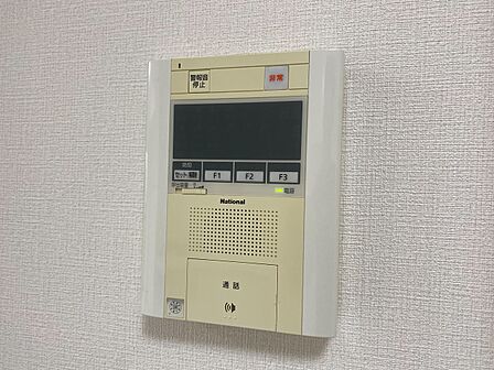 誰が来てもわかる様にモニター付きインターホンを設置。