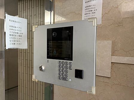 誰が来てもわかる様にモニター付きインターホンを設置。