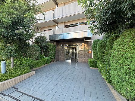 上質感漂う玄関アプローチです。