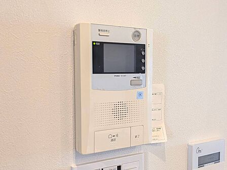 誰が来てもわかる様にモニター付きインターホンを設置。
