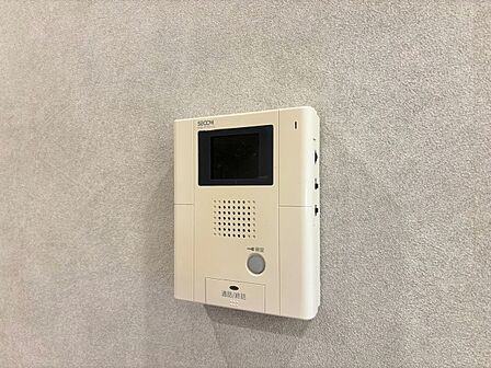 誰が来てもわかる様にモニター付きインターホンを設置。
