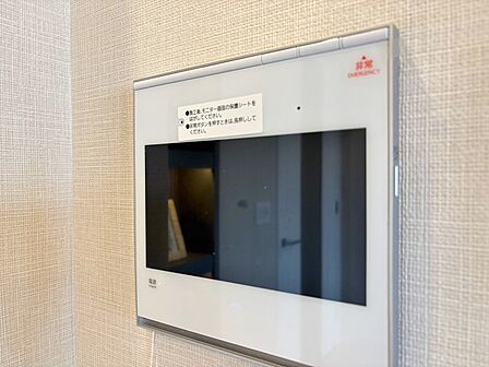 誰が来てもわかる様にモニター付きインターホンを設置。