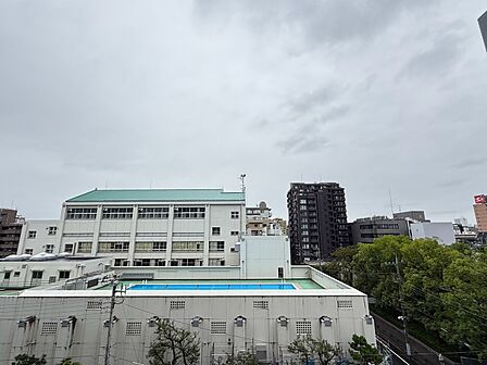 陽当たり・通風・開放感に恵まれた環境です。