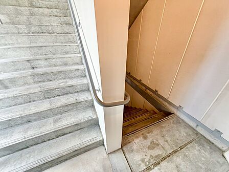 共用部の階段です。明るく清潔に管理されています。