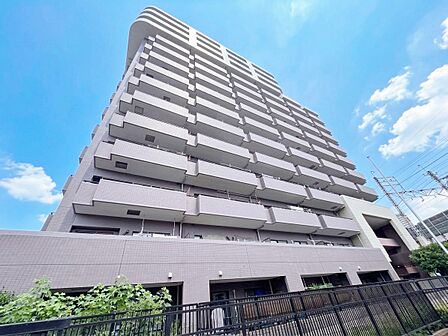 忙しく過ぎゆく日常を置き去るほど、ゆったりした時間が流れる住環境。※CG加工により晴天にしています。
