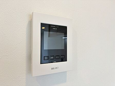 誰が来てもわかる様にモニター付きインターホンを設置。