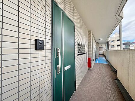 清潔感のある落ち着いた雰囲気の玄関です。