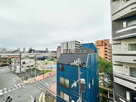 陽当たり・通風・開放感に恵まれた環境です。