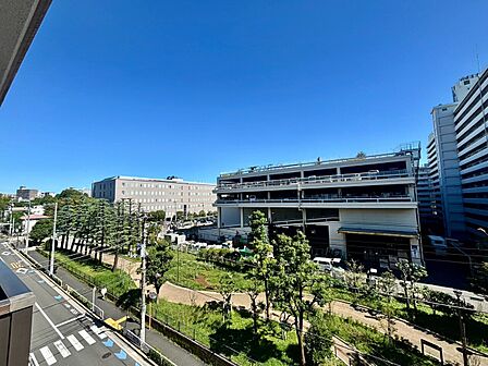 陽当たり・通風・開放感に恵まれた環境です。