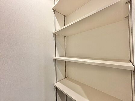家電やスーツケース、ストック品など何でも片付く嬉しい空間です。