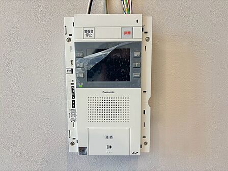 誰が来てもわかる様にモニター付きインターホンを設置。