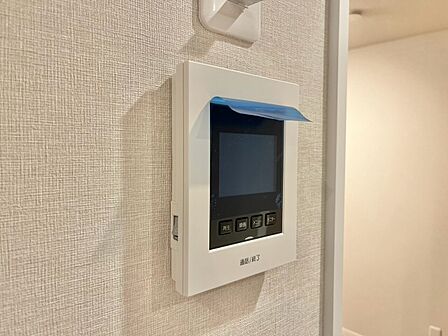 誰が来てもわかる様にモニター付きインターホンを設置。