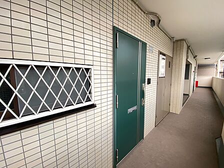 清潔感のある落ち着いた雰囲気の玄関です。