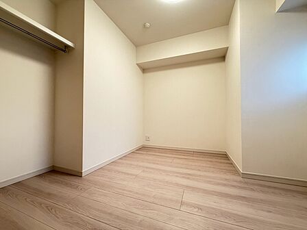 清かで艶やかな時間をもたらしてくれる室内です。