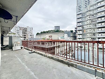 朝の澄んだ空気や、夕方に吹く清々しい風を感じられるバルコニー。