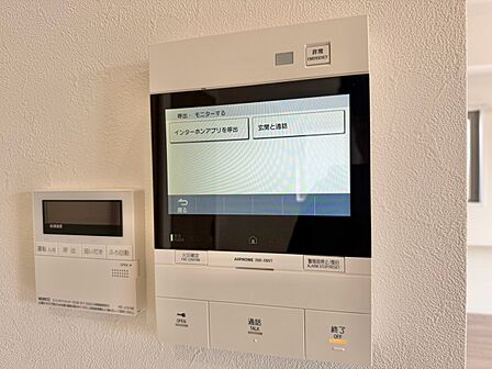 誰が来てもわかる様にモニター付きインターホンを設置。