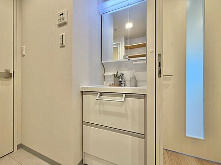 清潔感を感じられる洗面化粧台。