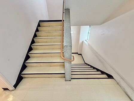 共用部の階段です。明るく清潔に管理されています。