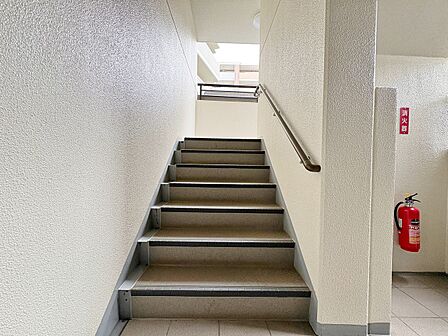 共用部の階段です。明るく清潔に管理されています。