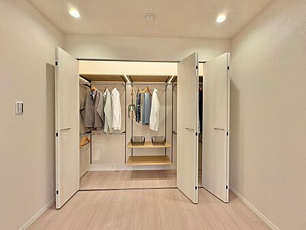 家電やスーツケース、ストック品など何でも片付く嬉しい空間です。