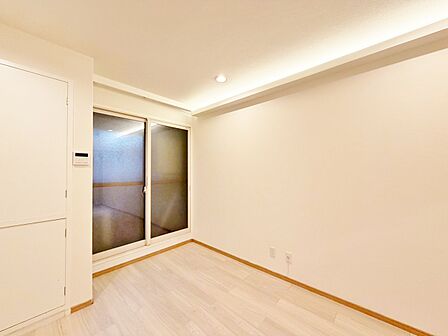 清かで艶やかな時間をもたらしてくれる室内です。