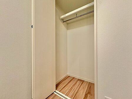 家電やスーツケース、ストック品など何でも片付く嬉しい空間です。