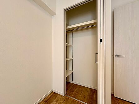 家電やスーツケース、ストック品など何でも片付く嬉しい空間です。