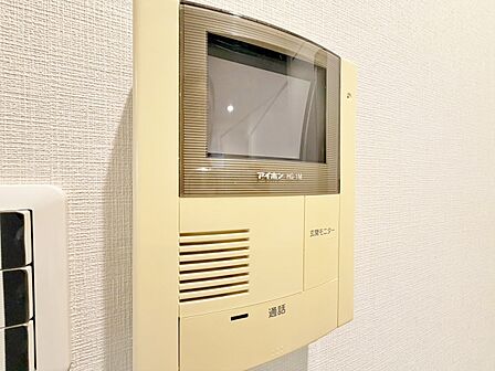 誰が来てもわかる様にモニター付きインターホンを設置。