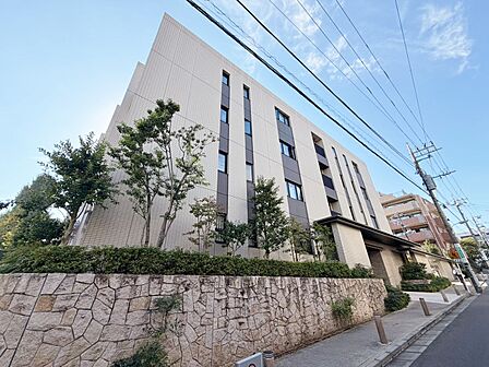 忙しく過ぎゆく日常を置き去るほど、ゆったりした時間が流れる住環境。