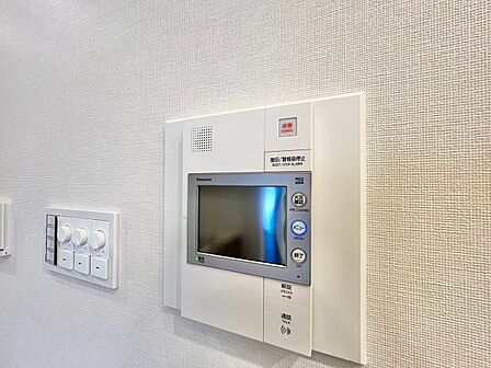 誰が来てもわかる様にモニター付きインターホンを設置。