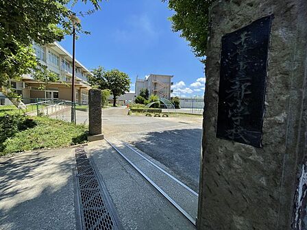 千葉市立都小学校/徒歩約11分/約880m●令和4年度創立150周年を迎える千葉市で最も歴史と伝統のある学校の一つです。地域を見渡すことができる小高い丘の上に建っています。