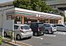 周辺：セブンイレブン 足立本木西町店（592m）