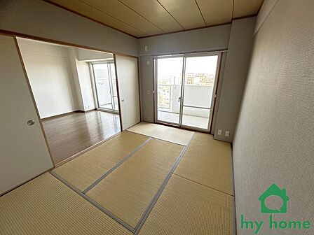 お昼寝したり、寝室としても利用可能な約6帖の和室。