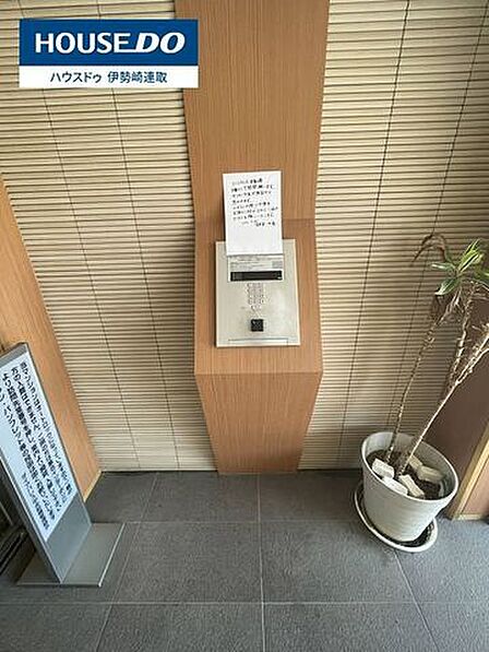 管理の行き届いた清潔感あふれるエントランス。オートロックや防犯カメラ完備で、セキュリティ面も安心です。不在時でも荷物を受け取れる便利な宅配ボックスも設置されています。