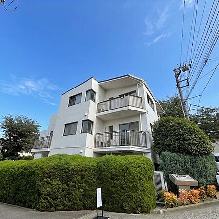 【山手駅徒歩6分】緑豊かな住環境に佇む低層マンション。小学校徒歩約7分、中学校徒歩約8分と近く、子育て世帯にも安心の立地です。広大な「根岸森林公園」も徒歩約15分と、身近に自然を感じられます。