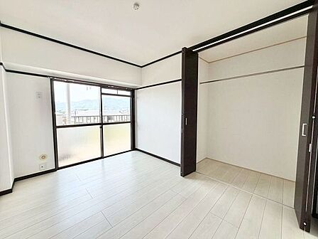 家具を配置しやすい形の洋室です。クロスと床が白のため、どんな色の家具でも空間に馴染みやすそうですね。