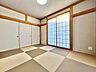 和室：室内はいつも明るい印象なので気持ちの良い朝を迎えられます。