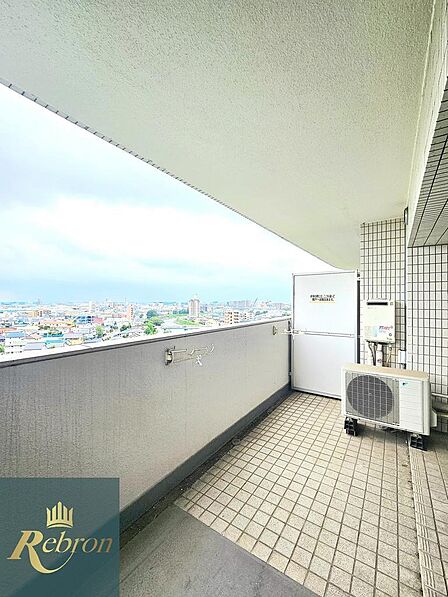 11階からの開放的な眺望が魅力。南北両面バルコニーのため、陽当たり・風通しともに良く、洗濯物も気持ちよく乾きます。